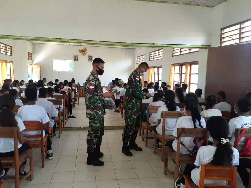 Cegah Penyebaran Virus Corona di Sekolah, Danpos Satgas Yonif 742/SWY Berikan Penyuluhan Covid-19