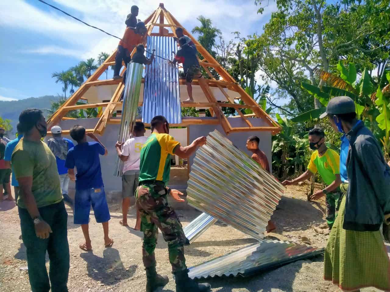 Satgas Pamtas Yonarmed 6/3 Kostrad Bersama Masyarakat Lakukan Pengecoran Bak Sumur Hydram