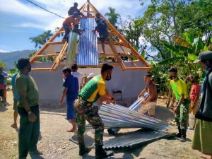 Satgas Pamtas Yonarmed 6/3 Kostrad Bersama Masyarakat Lakukan Pengecoran Bak Sumur Hydram