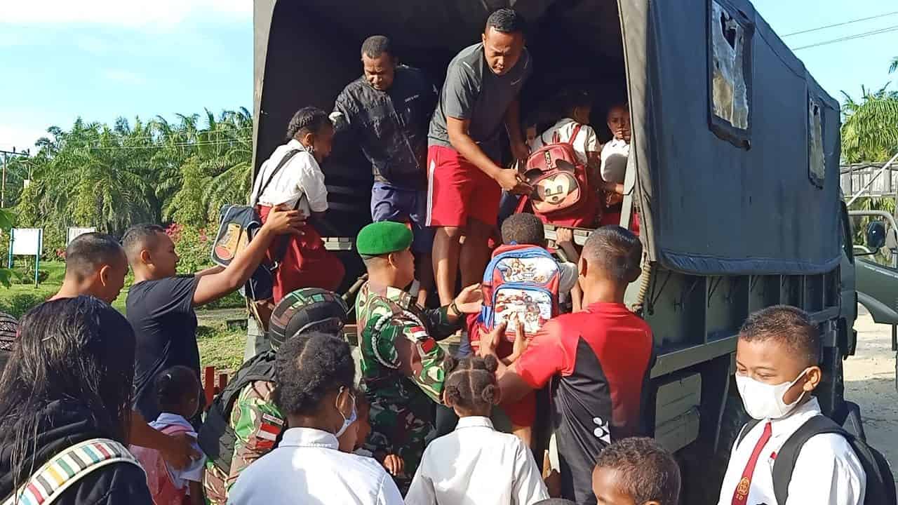 Aksi Nyata TNI, Satgas Pamtas Yonif 403/WP Bantu Transportasi Sekolah Anak-anak di Wilayah Perbatasan