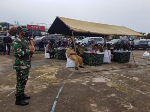 Pangdam XVIII/Kasuari Bersama Forkopimda Provinsi Papua Barat Tinjau Serbuan Vaksin dan Serahkan Hewan Kurban