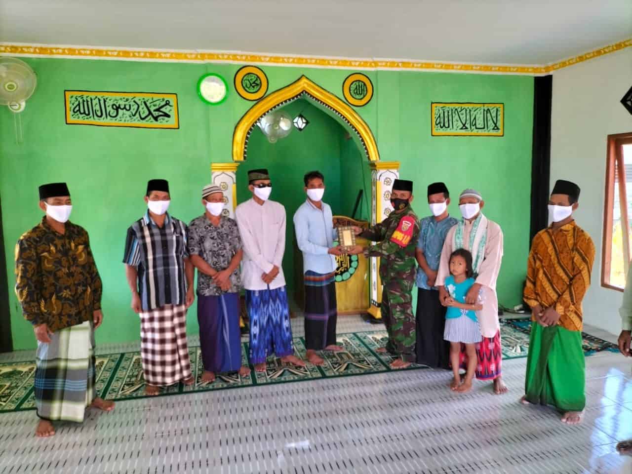 Satgas Yonif 144/JY Berikan Bantuan Al Qur’an Kepada Musholla Al Karim