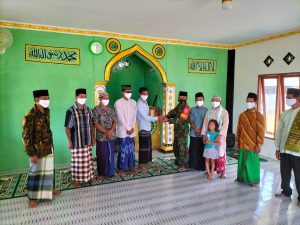 Satgas Yonif 144/JY Berikan Bantuan Al Qur’an Kepada Musholla Al Karim