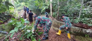 Satgas Pamtas Yonif Mekanis 643/Wns Bersama Warga Dusun Aruk Bersihkan Bendungan Sumber Mata Air