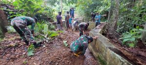 Satgas Pamtas Yonif Mekanis 643/Wns Bersama Warga Dusun Aruk Bersihkan Bendungan Sumber Mata Air