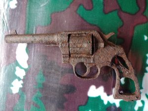 Aparat TNI Terima 1 Pucuk Senjata Api Revolver Dari Warga Biak