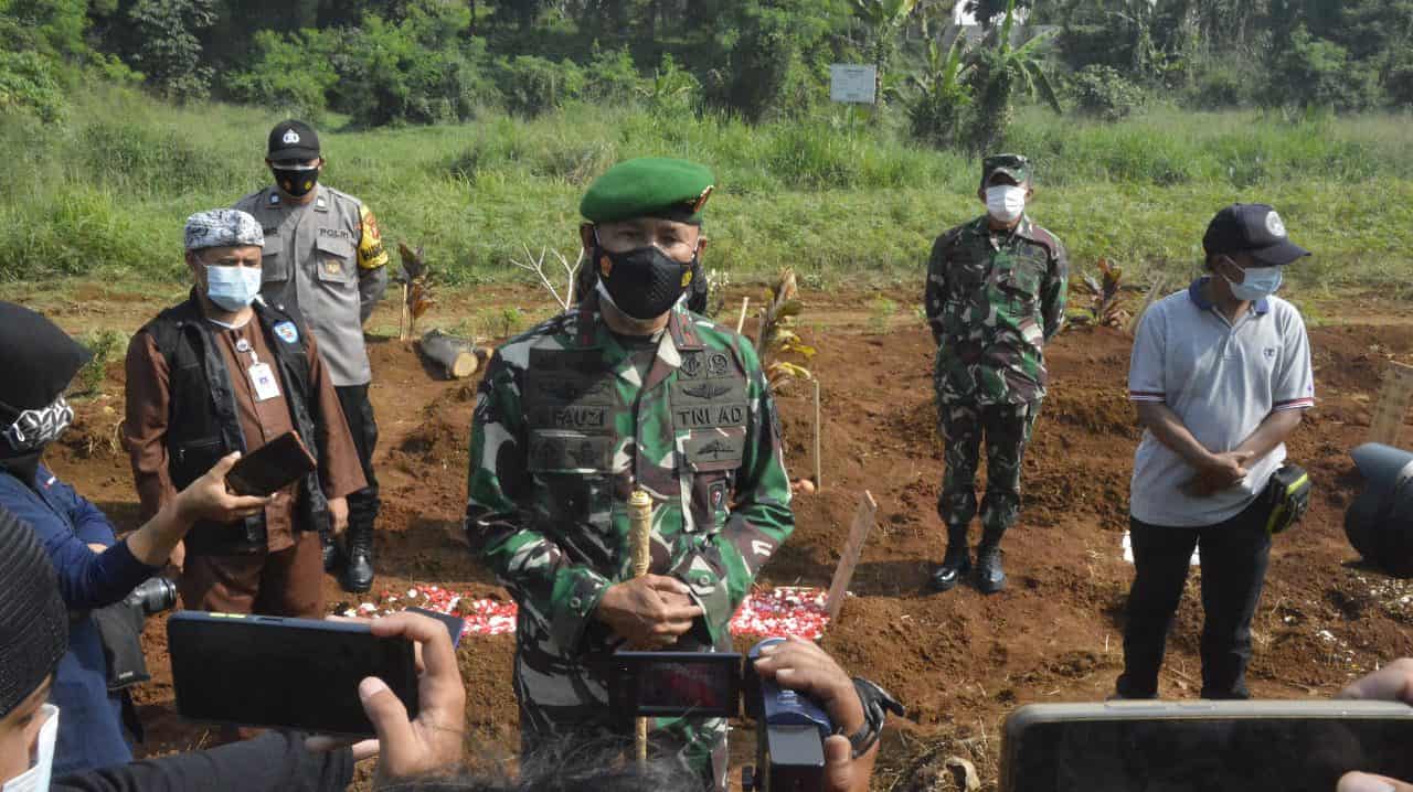 Danrem 061/SK Berikan Bantuan Kepada Penggali Makam Covid-19 di Wilayah Bogor