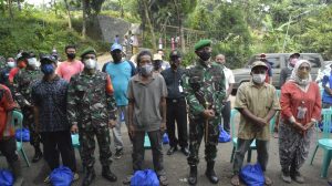 Danrem 061/SK Berikan Bantuan Kepada Penggali Makam Covid-19 di Wilayah Bogor