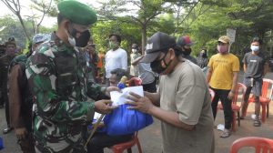 Danrem 061/SK Berikan Bantuan Kepada Penggali Makam Covid-19 di Wilayah Bogor