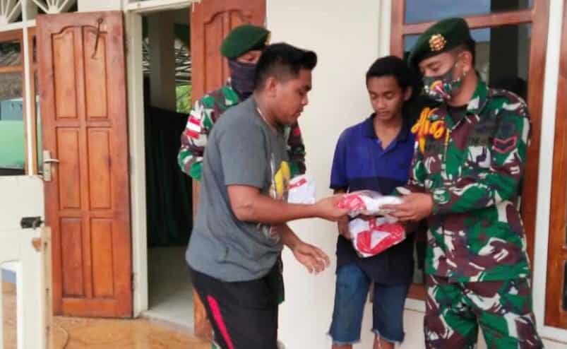 Sambut Tahun Ajaran Baru, Yonarmed 6/3 Kostrad Bagikan Tas dan Seragam Sekolah di Perbatasan