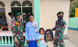 Sambut Tahun Ajaran Baru, Yonarmed 6/3 Kostrad Bagikan Tas dan Seragam Sekolah di Perbatasan