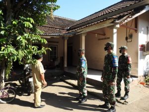 Sambut Tahun Ajaran Baru, Yonarmed 6/3 Kostrad Bagikan Tas dan Seragam Sekolah di Perbatasan