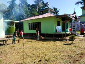 Anggota satgas Yonif 144/JY Gelar Karya Bakti di Masjid Nurul Huda Desa Nanga Bayan