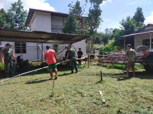 Anggota satgas Yonif 144/JY Gelar Karya Bakti di Masjid Nurul Huda Desa Nanga Bayan