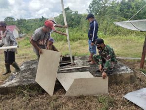 Anggota Satgas Pamtas Yonif 144/JY Bantu Pembenahan Sarana SMPN 03 Desa Seriang