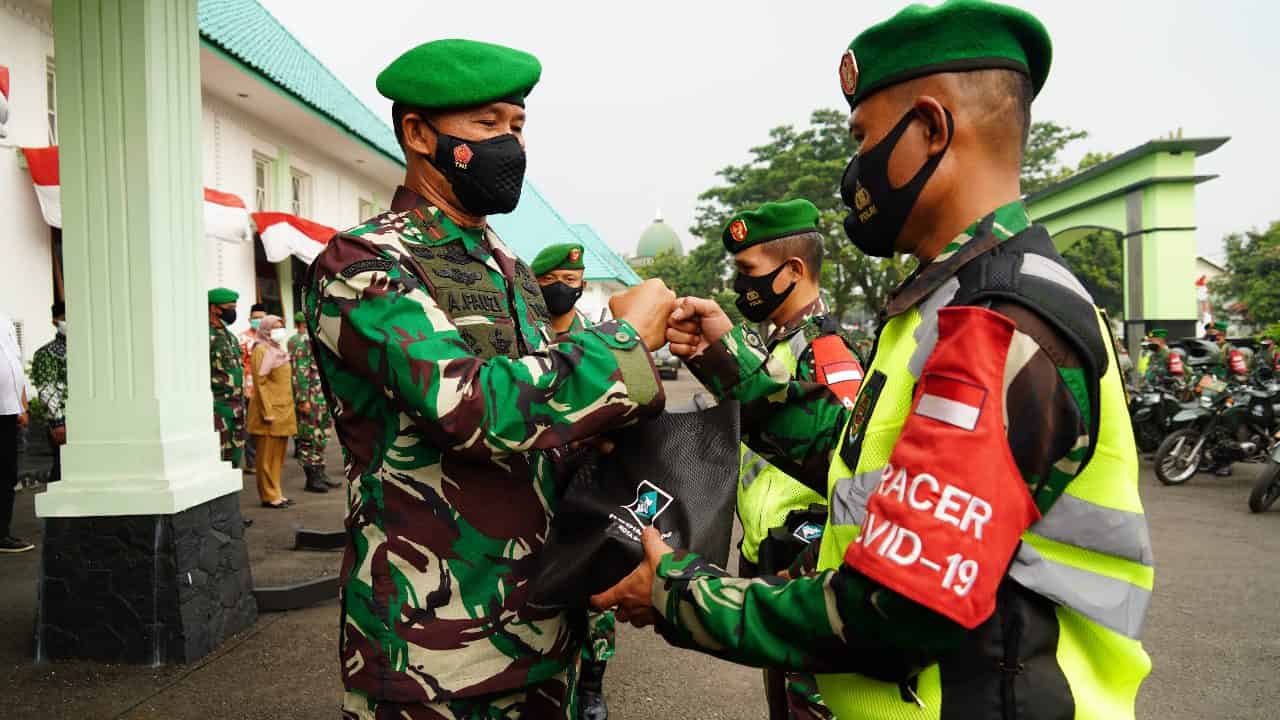 Go Babinsa, Kepedulian Korem 061/SK Salurkan Bantuan Kepada Warga Terdampak Covid – 19