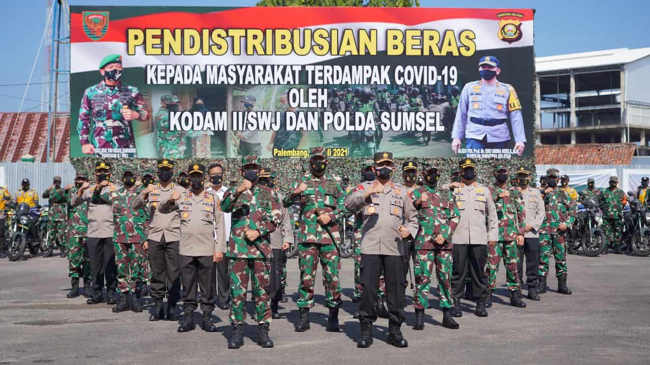 Kodam II/Sriwijaya dan Polda Sumsel Distribusikan Paket Sembako Kepada Warga Terdampak Covid-19