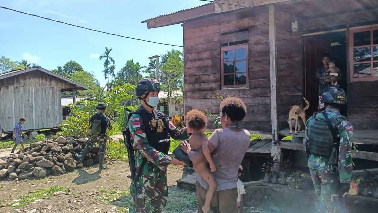 Bantu Ringankan Beban Masyarakat, Satgas Pamtas TNI Yonif 131/Brs Beri Bantuan Sembako Kepada Masyarakat Papua