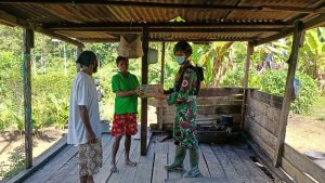 Bantu Ringankan Beban Masyarakat, Satgas Pamtas TNI Yonif 131/Brs Beri Bantuan Sembako Kepada Masyarakat Papua