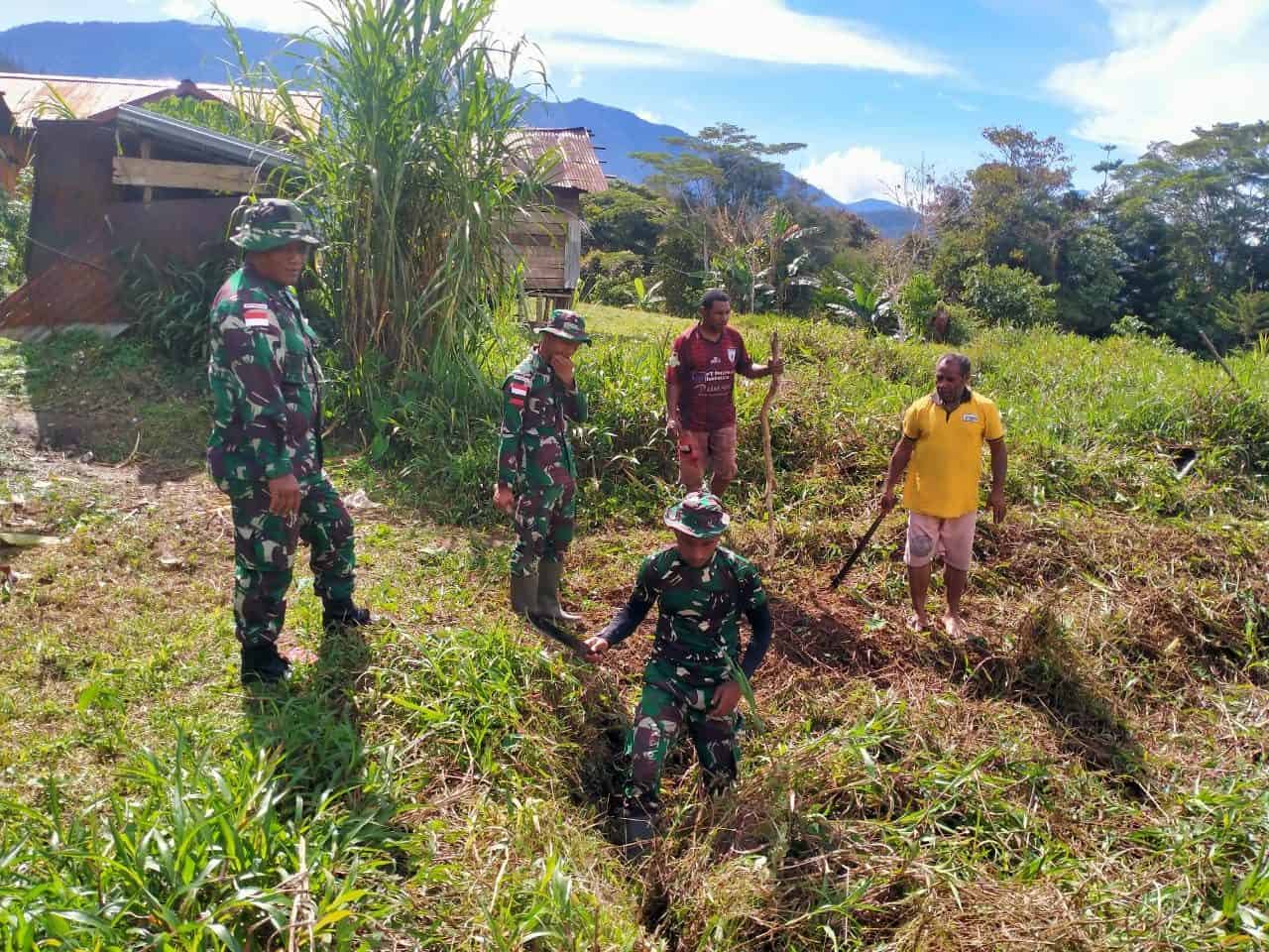 Satgas Pamtas Yonif 403/WP Bersama Masyarakat Gotong Royong Budidaya Ikan di Perbatasan