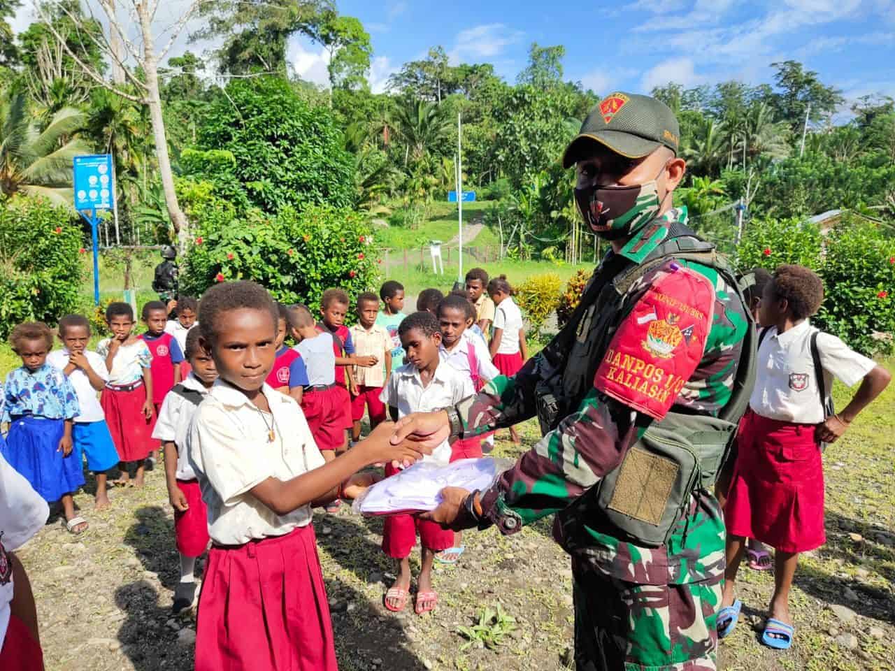Peringati Hari Anak Nasional, TNI Bagikan Seragam Sekolah dan Sarana Belajar Kepada Siswa SD Inpres di Papua