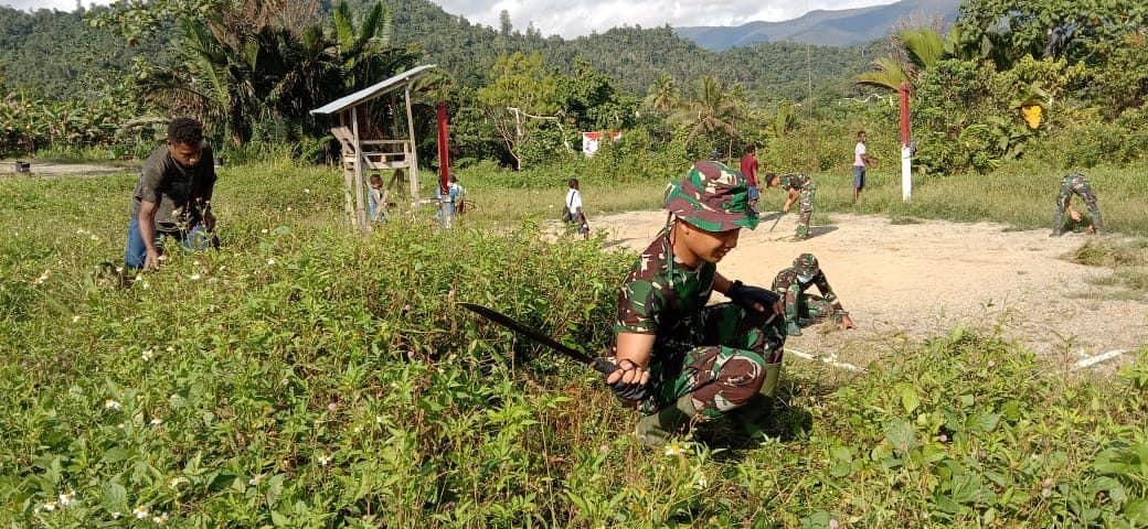 Jelang Hari Jadi Batalyon, Satgas Pamtas Yonif 403/WP Sulap Padang Rumput Jadi Sarana Olahraga Masyarakat di Wilayah Perbatasan