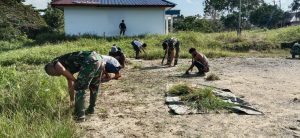 Jelang Hari Jadi Batalyon, Satgas Pamtas Yonif 403/WP Sulap Padang Rumput Jadi Sarana Olahraga Masyarakat di Wilayah Perbatasan