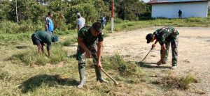 Jelang Hari Jadi Batalyon, Satgas Pamtas Yonif 403/WP Sulap Padang Rumput Jadi Sarana Olahraga Masyarakat di Wilayah Perbatasan