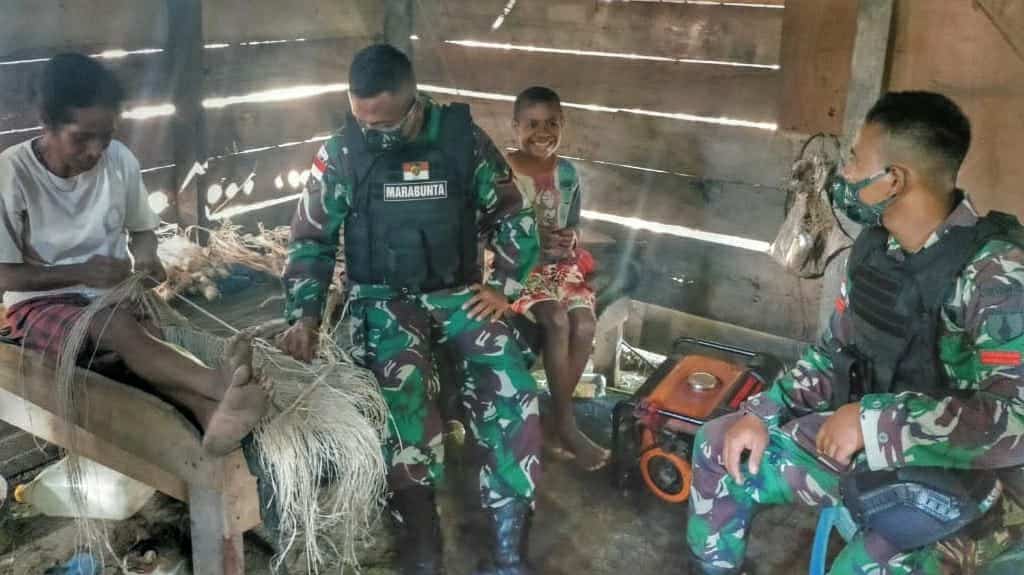 Sosialisasikan Prokes Melalui Anjangsana, Satgas Yonif 512/QY Gali Potensi Wilayah Di Ujung Timur Indonesia