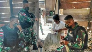 Sosialisasikan Prokes Melalui Anjangsana, Satgas Yonif 512/QY Gali Potensi Wilayah Di Ujung Timur Indonesia
