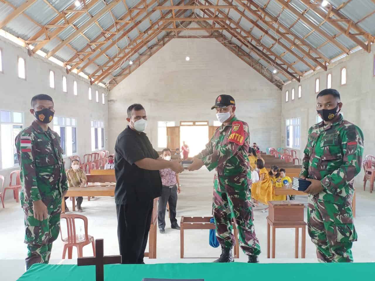 Satgas Yonif 144/JY Berikan Bantuan Masker dan Alkitab di Gereja GKE dan Gereja Nafiri Batas Negeri