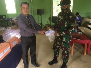 Satgas Yonif 144/JY Berikan Bantuan Masker dan Alkitab di Gereja GKE dan Gereja Nafiri Batas Negeri