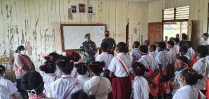 Jelang Hari Jadi Batalyon, Satgas Pamtas Yonif 403/WP Bagikan Seragam dan Beri Motivasi Siswa Baru SMP N 1 Senggi di Wilayah Perbatasan RI-PNG