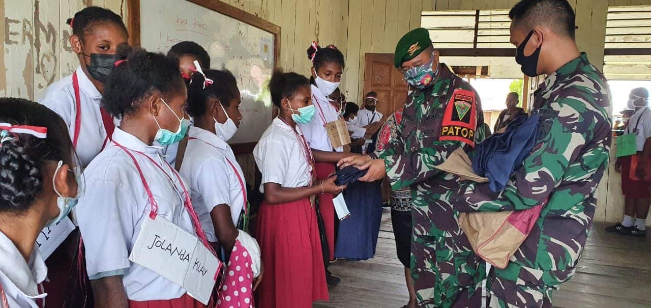 Jelang Hari Jadi Batalyon, Satgas Pamtas Yonif 403/WP Bagikan Seragam dan Beri Motivasi Siswa Baru SMP N 1 Senggi di Wilayah Perbatasan RI-PNG