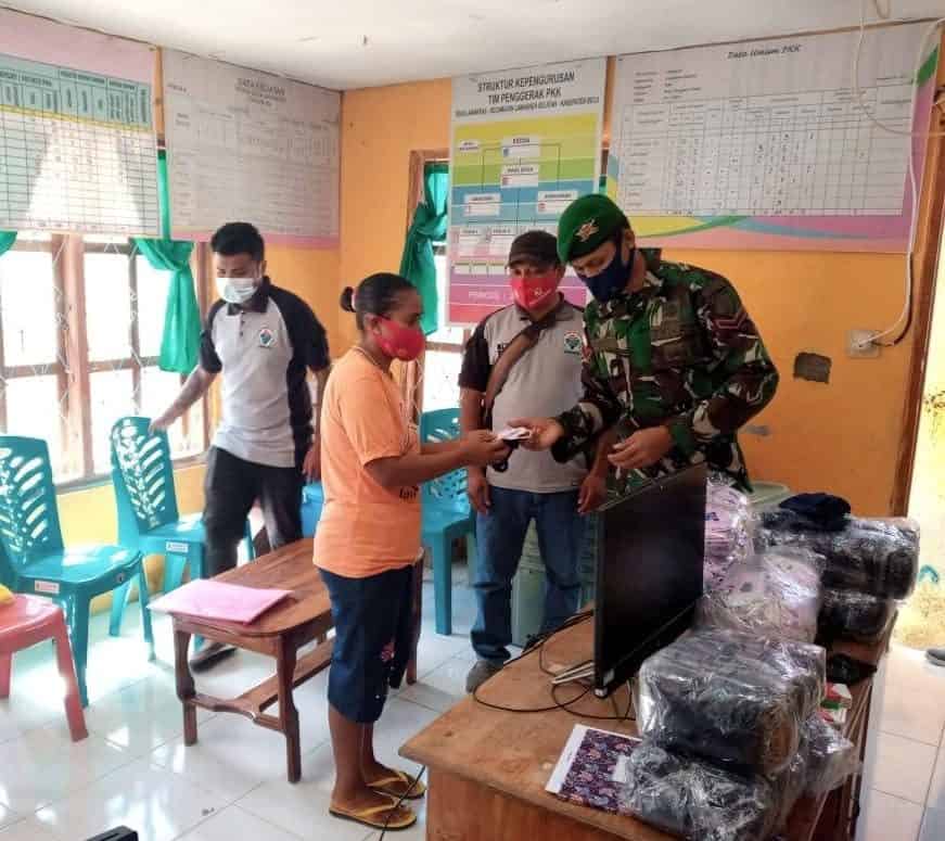 Bagikan Ribuan Masker, Satgas Pamtas Yonif 742/SWY Bersinergi Fokus Penanganan Covid-19