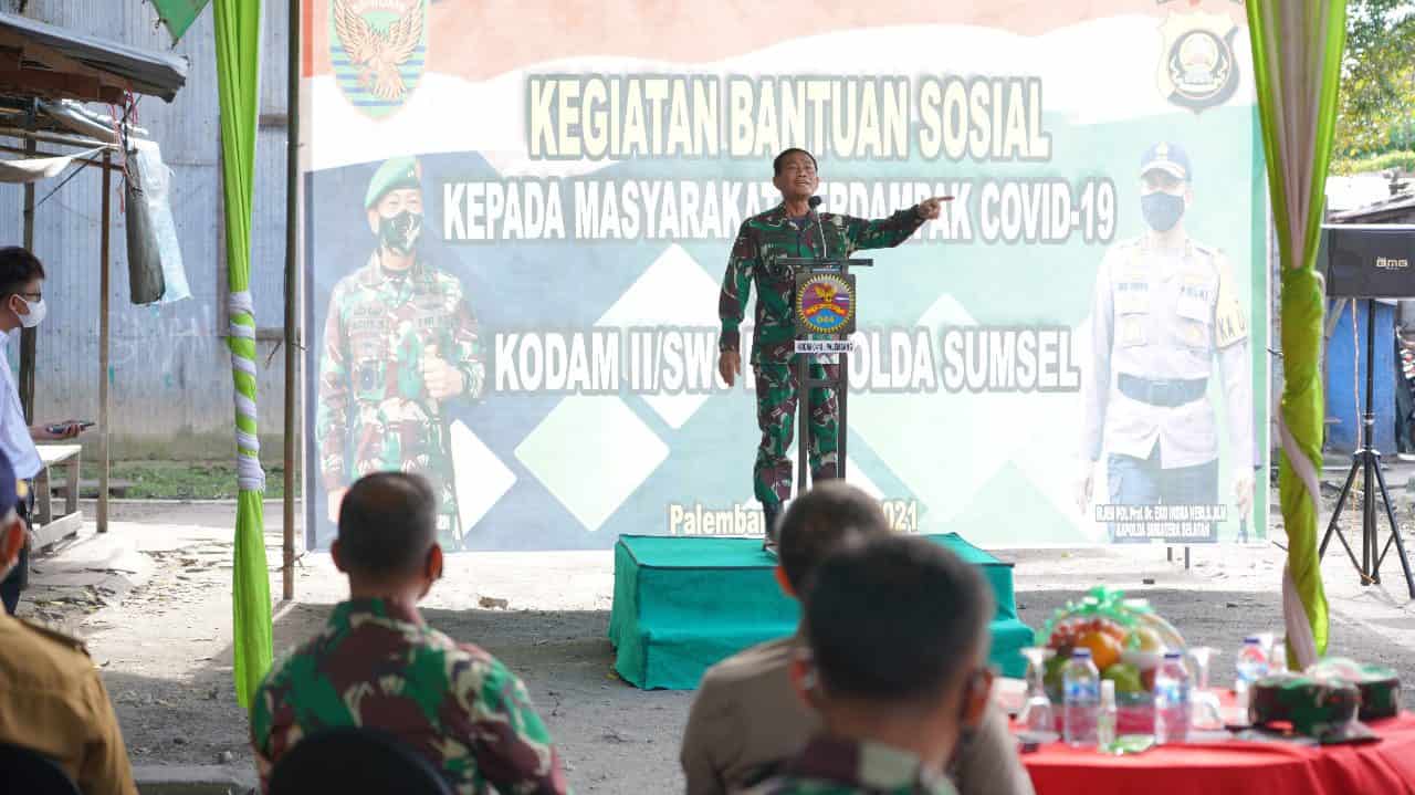 Pangdam II/Sriwijaya Bersama Kapolda Sumsel Distribusikan Bansos Kepada Warga Terdampak Covid – 19