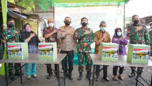 Pangdam II/Sriwijaya Bersama Kapolda Sumsel Distribusikan Bansos Kepada Warga Terdampak Covid – 19