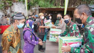 Pangdam II/Sriwijaya Bersama Kapolda Sumsel Distribusikan Bansos Kepada Warga Terdampak Covid – 19