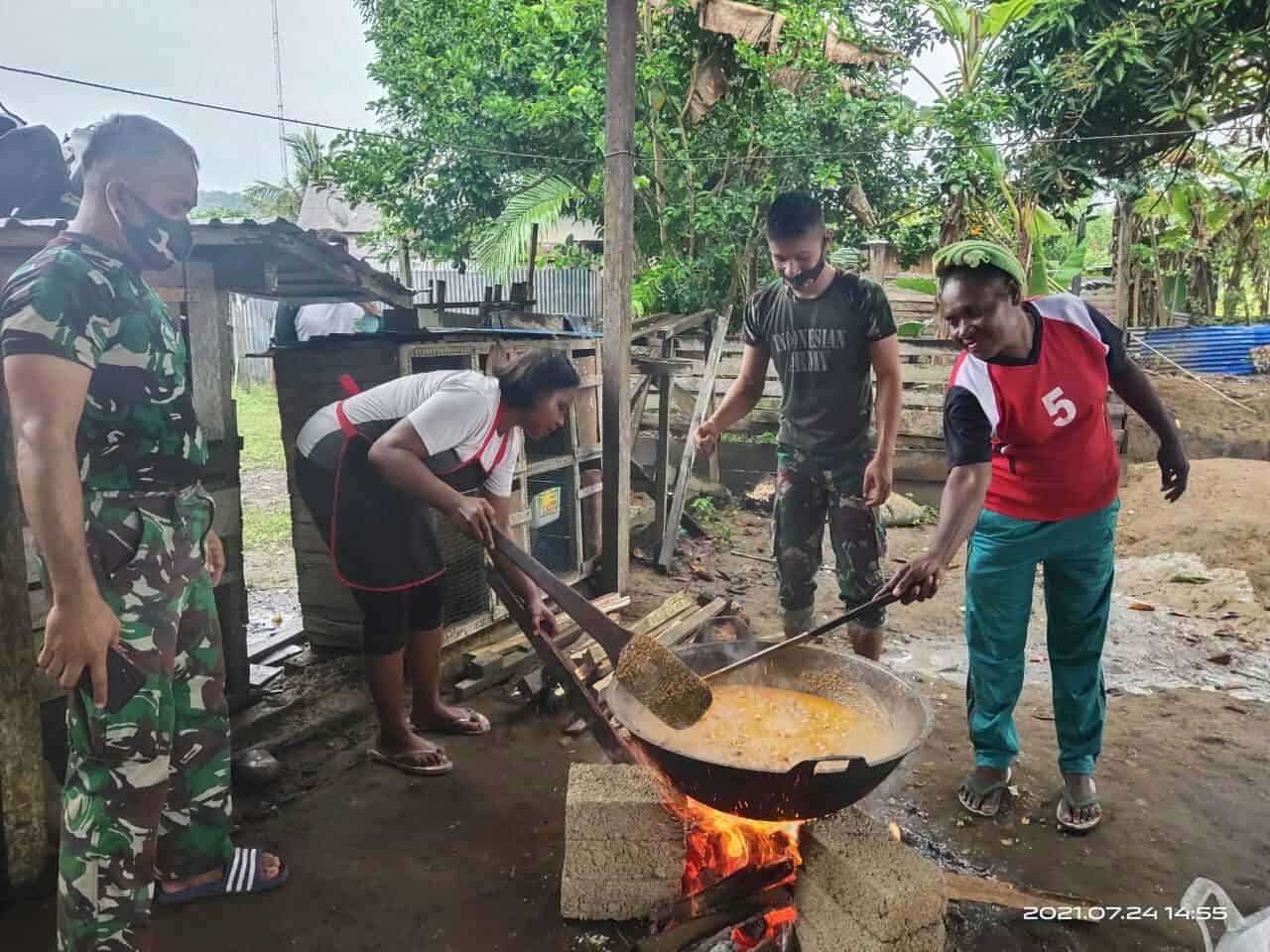 TNI Ajarkan Mama-Mama Papua Cara Memasak Rendang Khas Minang