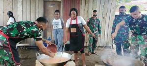 TNI Ajarkan Mama-Mama Papua Cara Memasak Rendang Khas Minang