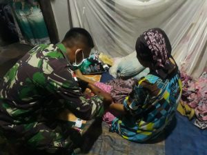 Door to Door, Personel Kesehatan Satgas Yonif 144/JY Periksa Kesehatan Warga dan Sosialisasi Prokes