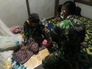 Door to Door, Personel Kesehatan Satgas Yonif 144/JY Periksa Kesehatan Warga dan Sosialisasi Prokes