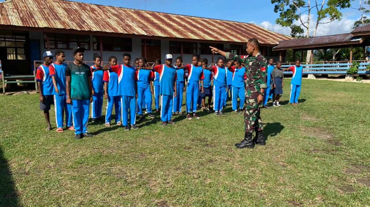 Peduli Pendidikan, Personel Satgas Pamtas Yonif 742/SWY Bantu Mengajar di Sekolah