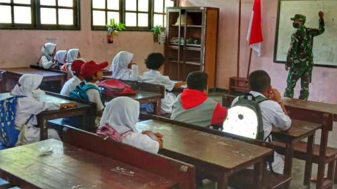 Jadi Guru Bantu, Personel Satgas Yonif 512/QY Ajak Anak-anak Perbatasan Papua Patuhi Protokol Kesehatan