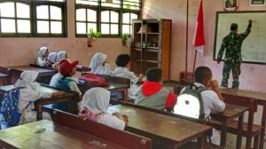 Jadi Guru Bantu, Personel Satgas Yonif 512/QY Ajak Anak-anak Perbatasan Papua Patuhi Protokol Kesehatan