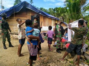 TNI Bagikan Pakaian dan Sepatu di Kampung Nyamuk Abepura, Papua