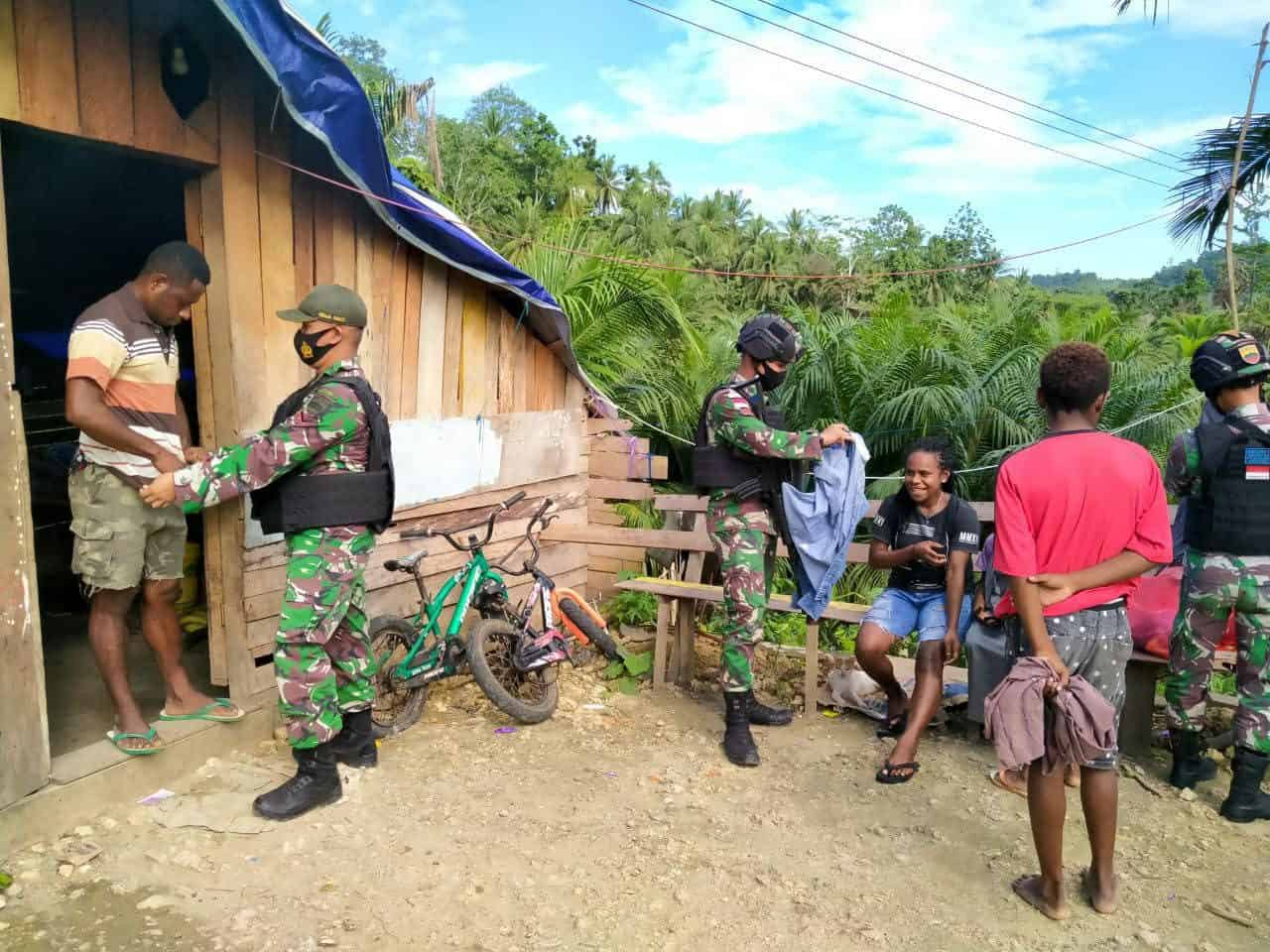 TNI Bagikan Pakaian dan Sepatu di Kampung Nyamuk Abepura, Papua