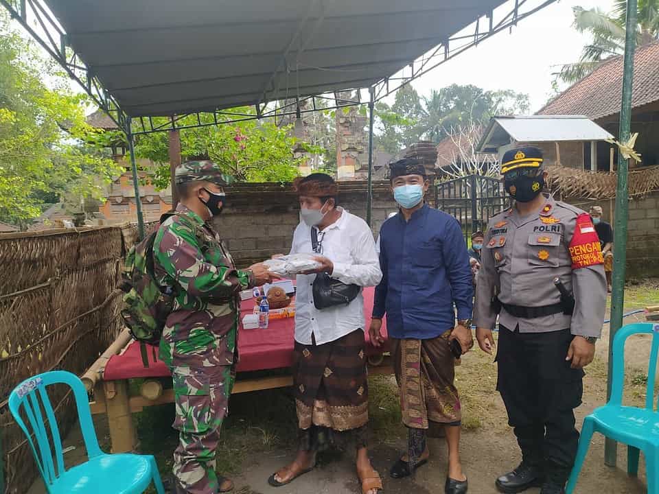 Pantau Upacara Ngaben, Danramil 1616-01/Gianyar Ingatkan Prokes dan Bagikan Masker
