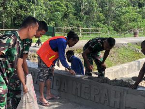 Jelang HUT Satuan, Jalan Masuk Pos KM Satgas Yonif 403/WP Dapat Bantuan Perkerasan Dari Warga Perbatasan