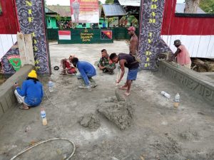 Jelang HUT Satuan, Jalan Masuk Pos KM Satgas Yonif 403/WP Dapat Bantuan Perkerasan Dari Warga Perbatasan